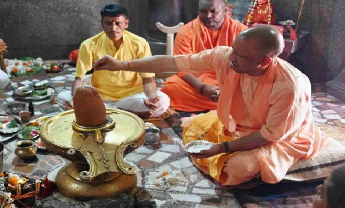 सीएम योगी ने देवीपाटन मंदिर में की पूजा-अर्चना एवं रूद्राभिषेक, गायों को खिलाया गुड़-चारा