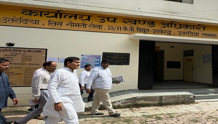 एके शर्मा ने पिपरौली गांव, साउथ सिटी पहुंचकर अभियान के तहत उपभोक्ताओं की समस्याएं जानी