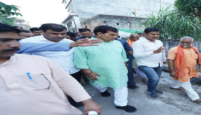 नगर विकास मंत्री ने डेंगू प्रभावित लोगों से उनके घर जाकर की मुलाकात, जाना उनका हालचाल