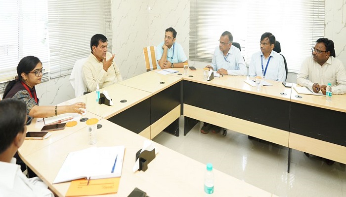 ऊर्जा मंत्री ने 765 केवी विद्युत सर्विस स्टेशन पर अधिकारियों संग की बैठक
