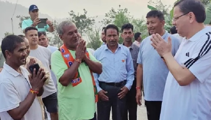 सीएम धामी पहुंचे भौन खोला, ग्रामीणों का हालचाल जाना