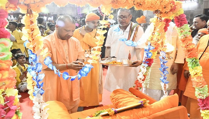 सीएम योगी ने गोरखनाथ मंदिर के गर्भगृह में पूजा-अर्चना कर मनाई जन्माष्टमी