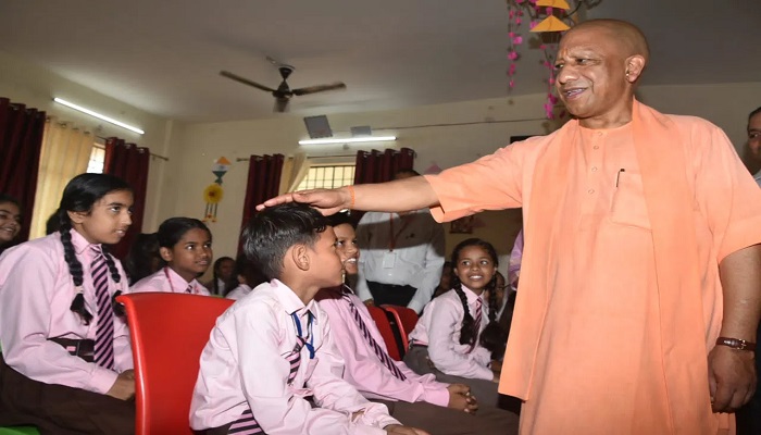 मूक बधिर स्कूल में पहुंचे सीएम योगी, बच्चों की खुशी देखकर हुए भावुक