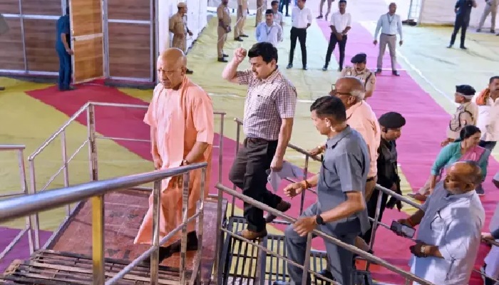 पीएम मोदी के आगमन की तैयारियों का सीएम योगी ने लिया जायजा