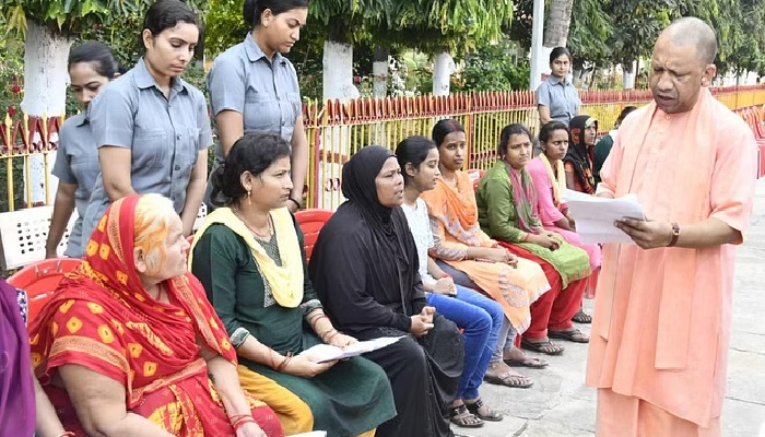 जनता की समस्याओं पर संवेदनशीलता से ध्यान दें सभी अधिकारी: सीएम योगी
