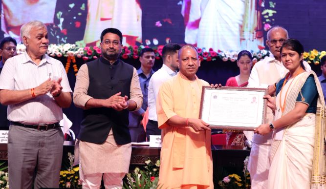 ईज ऑफ डूइंग बिजनेस पर करना होगा फोकस: सीएम योगी