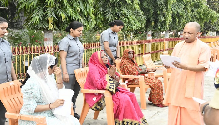 अधिकारी जनता को कराएं संवेदनशील सरकार का एहसास: योगी
