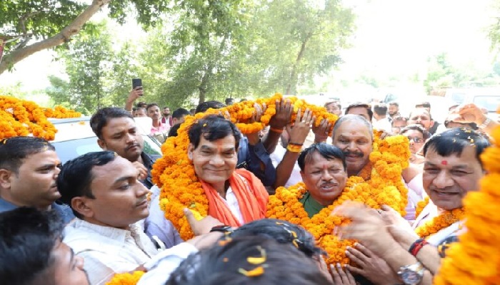 एके शर्मा ने स्वामी नारायण मंदिर में किया पूजन, निर्माण कार्यों का किया निरीक्षण