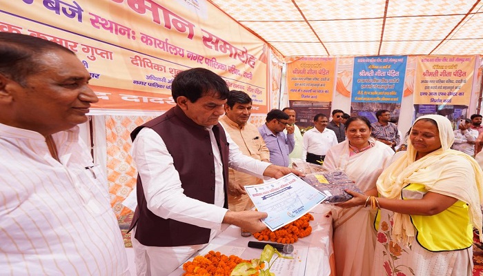 एके शर्मा ने नगर पालिका परिषद दादरी में सफाई मित्रों के सम्मान समारोह कार्यक्रम में शिरकत की