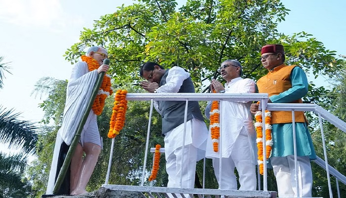 सीएम धामी ने बापू और लाल बहादुर शास्त्री को किया नमन, अर्पित की श्रद्धांजलि