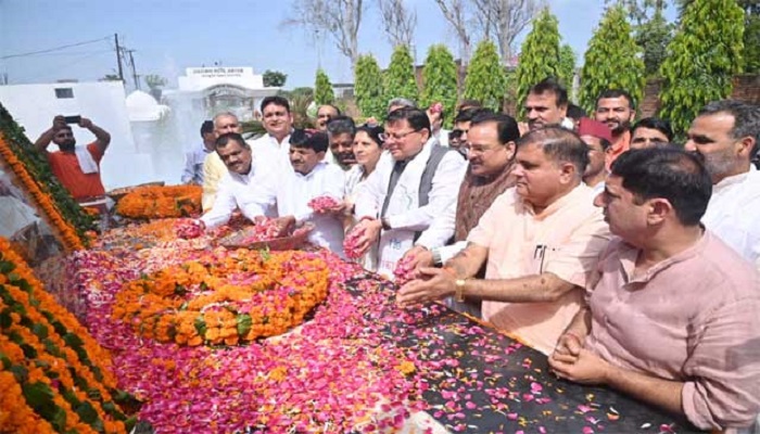 सीएम धामी ने शहीद स्थल रामपुर तिराहा में राज्य आन्दोलनकारी शहीदों को अर्पित की श्रद्धांजलि