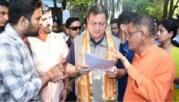 अचानक सहायक सम्भागीय परिवहन कार्यालय पहुंचे सीएम धामी, अभिलेखों का किया अवलोकन