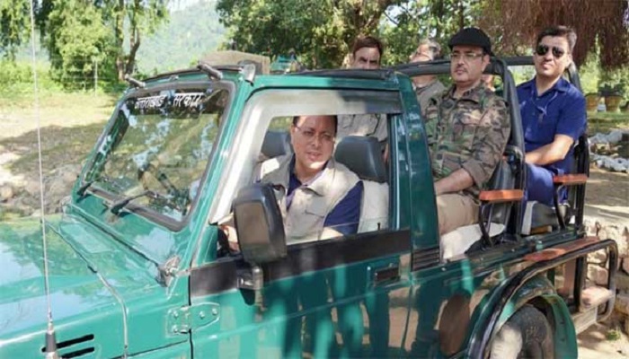 जिम कॉर्बेट टाइगर रिजर्व में सीएम धामी ने की सफारी, फॉरेस्ट कर्मियों का किया उत्साहवर्धन