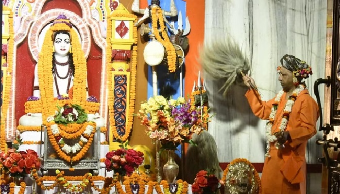 गोरक्षपीठाधीश्वर ने की गुरु गोरखनाथ की पूजा-आराधना, प्रदेशवासियों के सुख, समृद्धि की प्रार्थना की