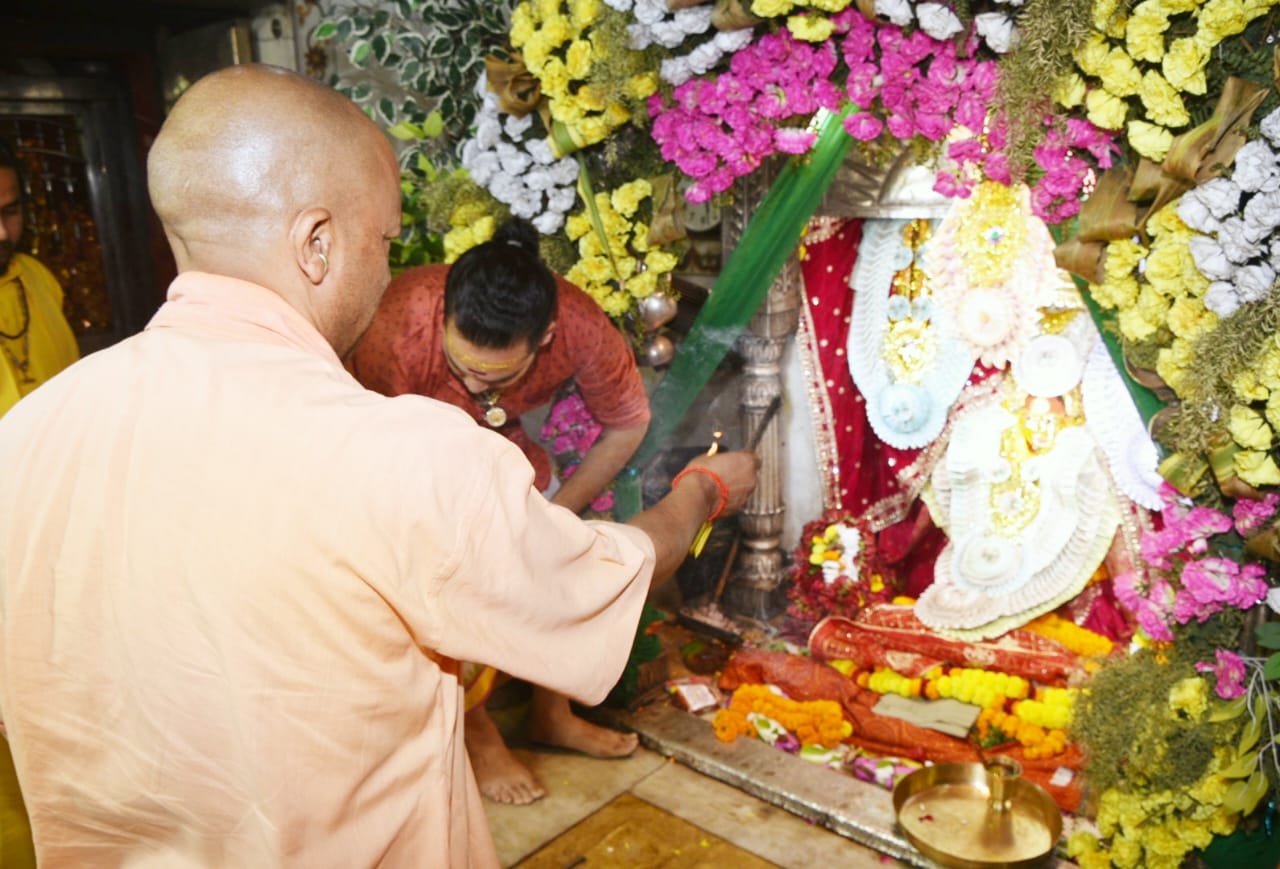 सीएम योगी ने दुर्गा मंदिर में की पूजा-अर्चना, बाबा विश्वनाथ के दरबार में लगाई हाजिरी