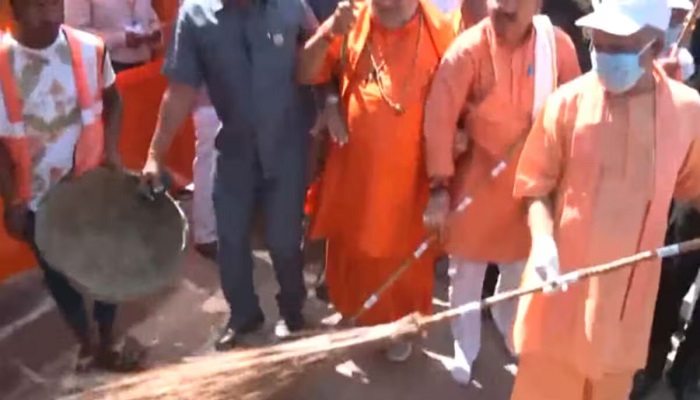 सीएम योगी ने ‘स्वच्छता श्रमदान’ के अवसर पर सड़क पर झाड़ू लगाकर सफाई की