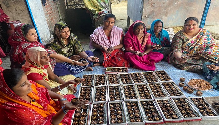 देशी गाय के गोबर से गोरखपुर में बन रहे हवन दीप