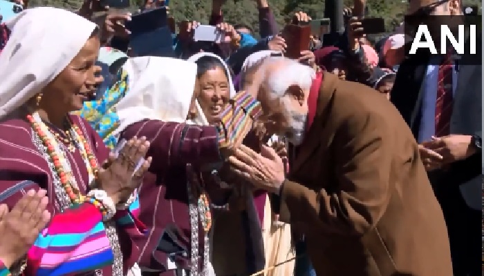 पीएम मोदी का उत्तराखंड दौरा , गुंजी में सेना के जवानों से की मुलाकात