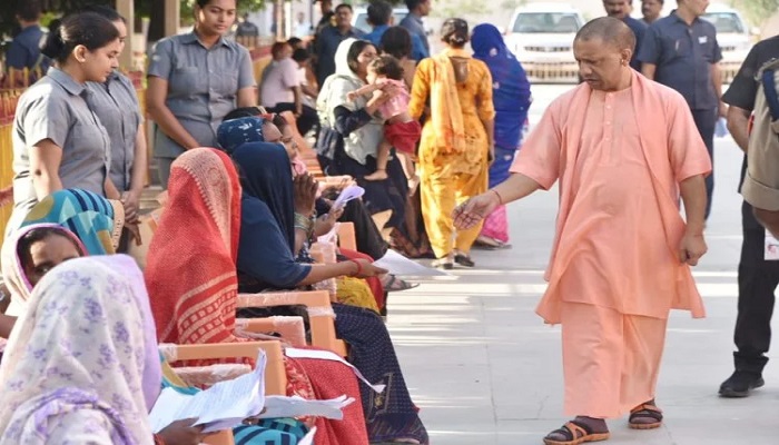 सीएम योगी ने जनता दर्शन में 225 लोगों की सुनी समस्याएं, अधिकारियों को दिए जरूरी निर्देश