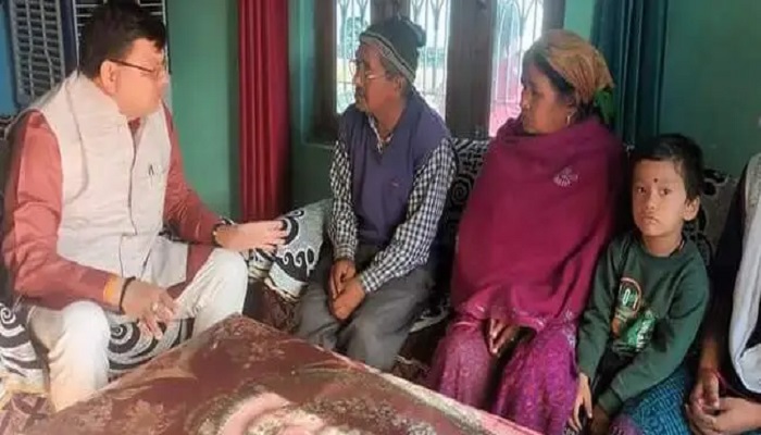 सीएम धामी ने टनल में फंसे श्रमिक के परिजनों से की मुलाकात, बंधाया ढाढस