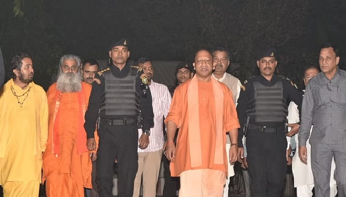 बलिदानियों की याद में रोशनी से नहाया गोरखनाथ मंदिर, सीएम योगी ने दीया जलाकर दी श्रद्धांजलि