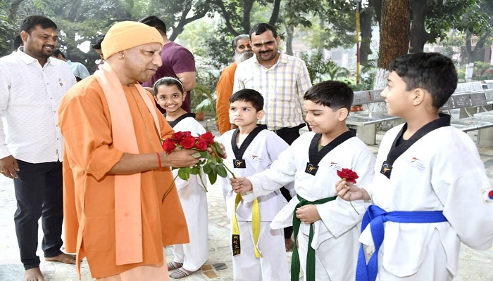 बाल दिवस पर बच्चों से मिले सीएम, दिया उज्ज्वल भविष्य का आशीर्वाद