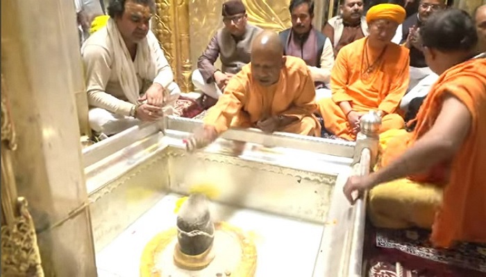 सीएम योगी ने श्री काशी विश्वनाथ मंदिर पहुंचकर बाबा के चरणों में झुकाया शीश