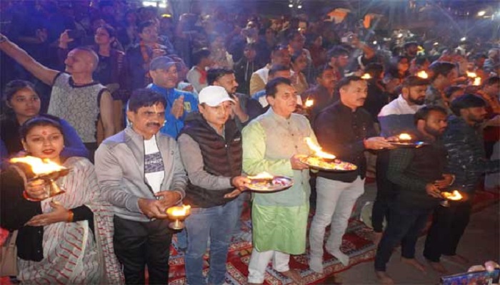 डॉ प्रेमचंद अग्रवाल ने सुरंग में फंसे 41 श्रमिकों के लिए माँ गंगा की आरती कर प्रार्थना की