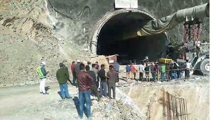 उत्तरकाशी में सुरंग में फंसे 40 मजदूर, रेसक्यू ऑपरेशन जारी