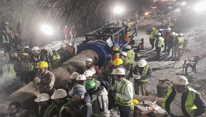 Uttarkashi Tunnel Rescue: श्रमिकों के करीब पहुंचे रैट माइनर्स, सुरंग एक बाहर बढ़ी हलचल