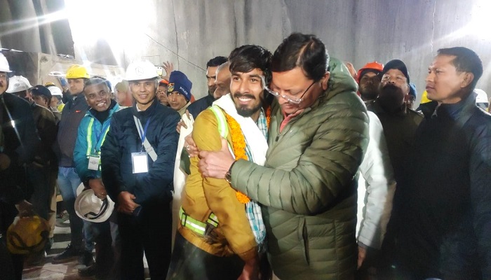 सुरंग से सकुशल बाहर आए सभी 41 मजदूर, सीएम धामी ने जाना हालचाल