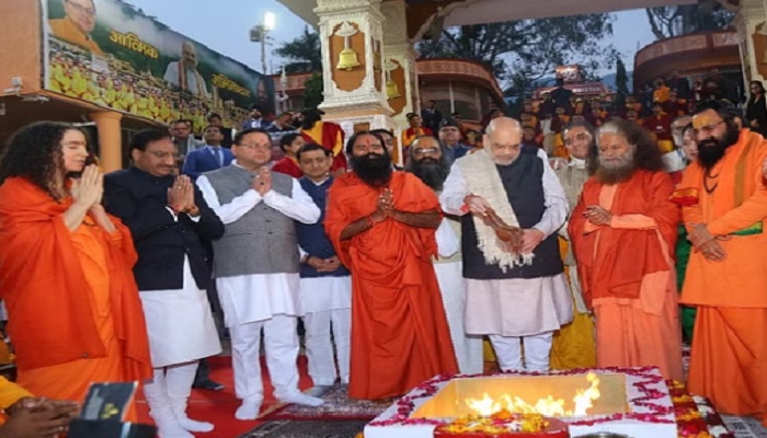 अमित शाह ने परमार्थ निकेतन में की गंगा आरती, राष्ट्र कल्याण के लिए यज्ञ में डाली आहुतियां