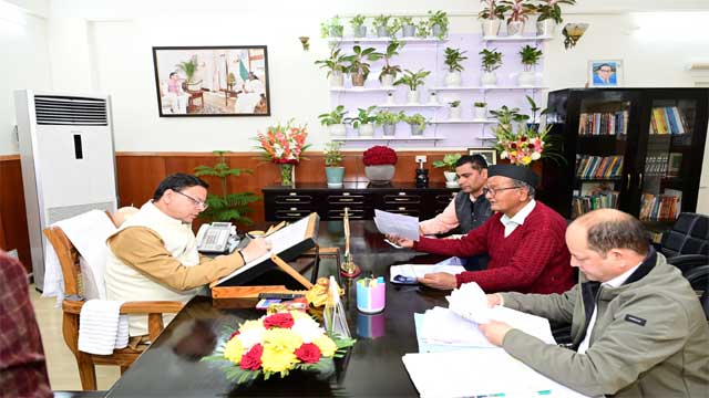 सीएम धामी से उत्तराखण्ड क्रांति दल के पूर्व विधायक काशी सिंह ऐरी ने की शिष्टाचार भेंट