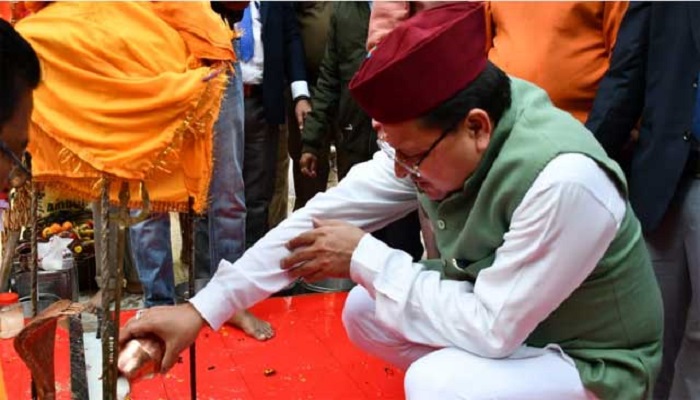 सीएम धामी ने भारामल मंदिर में की पूजा-अर्चना, जमीन पर बैठकर किया प्रसाद ग्रहण