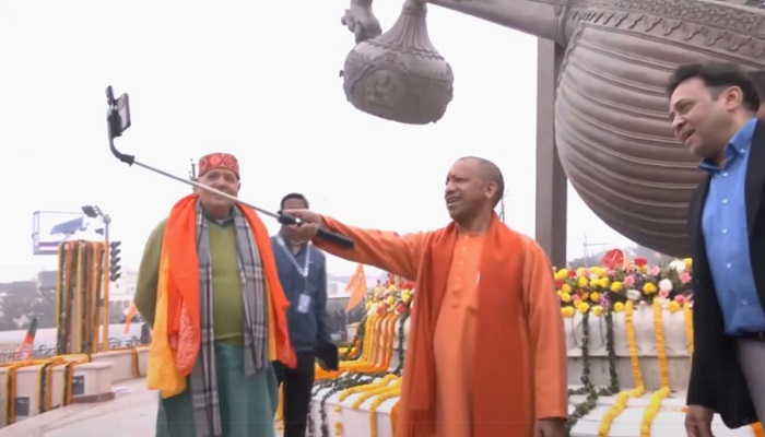 रामोत्सव 2024: सीएम योगी ने रामलला के किए दर्शन, लता मंगेशकर चौक पर ली सेल्फी