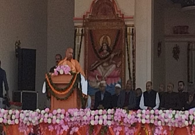 पुस्तक से सिर्फ शिक्षा मिलती है, लेकिन ज्ञानवान बनना अधिक महत्वपूर्ण: सीएम योगी