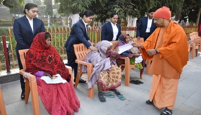 अधिकारी, जनता की समस्याओं पर गंभीरता से दें ध्यान: योगी
