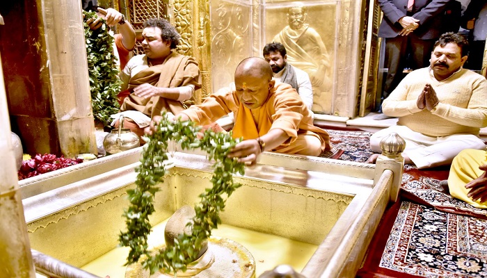 विश्वनाथ दरबार में सीएम योगी ने टेका मत्था, पीएम के आगमन की तैयारियों का लिया जायजा