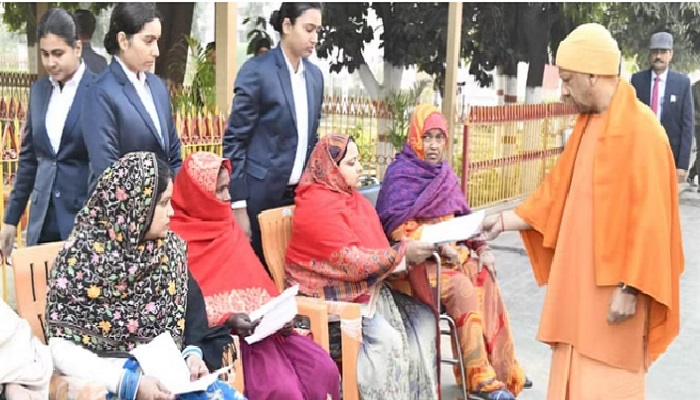 सीएम योगी ने जनता दर्शन मेंसुनी फरियाद, बोले- हर समस्या का होगा समाधान