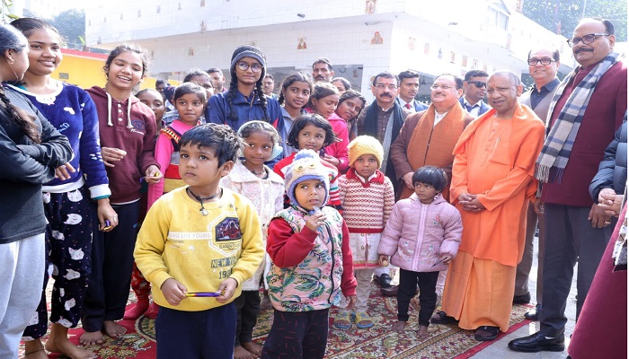 साल के आखिरी दिन बीजेपी अध्यक्ष व सीएम योगी ने बच्चों को बांटी चॉकलेट, जरूरतमंदों को दिए कंबल