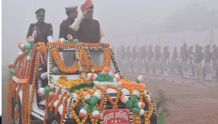 धूमधाम से मनाया गया 75वां गणतंत्र दिवस, मंत्री एके शर्मा ने ली परेड की सलामी