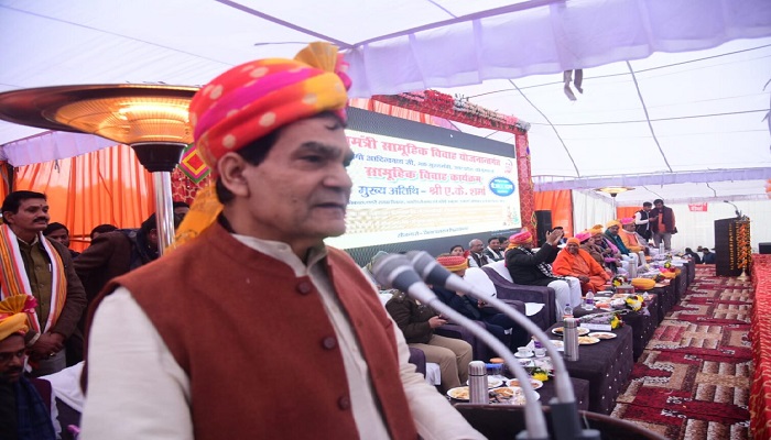मुख्यमंत्री सामूहिक विवाह कार्यक्रम में शामिल हुए एके शर्मा