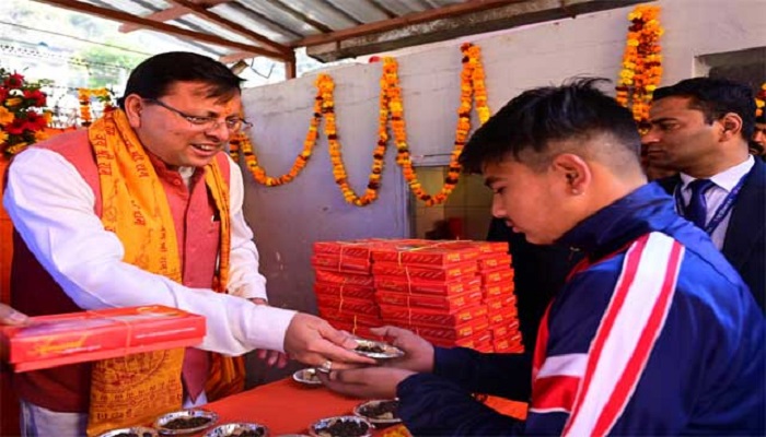 सीएम धामी ने “सांस्कृतिक उत्सव” का किया शुभारंभ किया, कैंचीधाम में आए भक्तों को  किया प्रसाद वितरण
