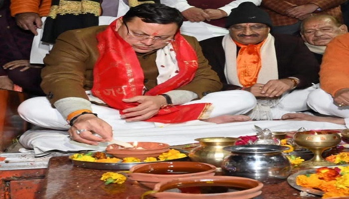 सीएम धामी ने हरकी पैड़ी पर गंगा पूजन कर किया दीपदान