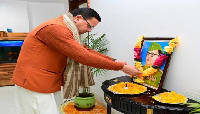 सीएम धामी ने नेताजी सुभाष चंद्र बोस को अर्पित की श्रद्धांजलि