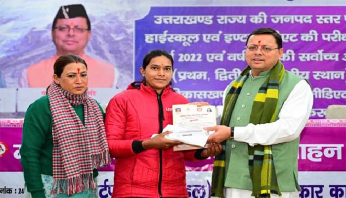 सीएम धामी ने राष्ट्रीय बालिका दिवस पर मेधावी बालिकाओं को किया सम्मानित