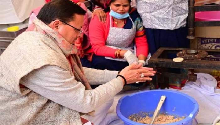 सीएम धामी ने ब्वै, ब्वारी, नौनी कौथिग के दौरान बनाया चौलाई से तैयार महाप्रसाद