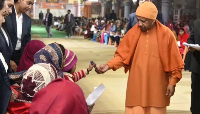 सीएम योगी ने सुनी जनता की फरियाद, जल्द निस्तारण का दिया आश्वासन