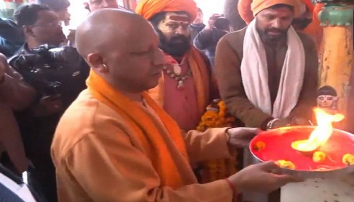 हनुमंतलला के दरबार में पहुंचे सीएम योगी, श्रद्धालुओं ने लगाया जय श्रीराम का जयघोष