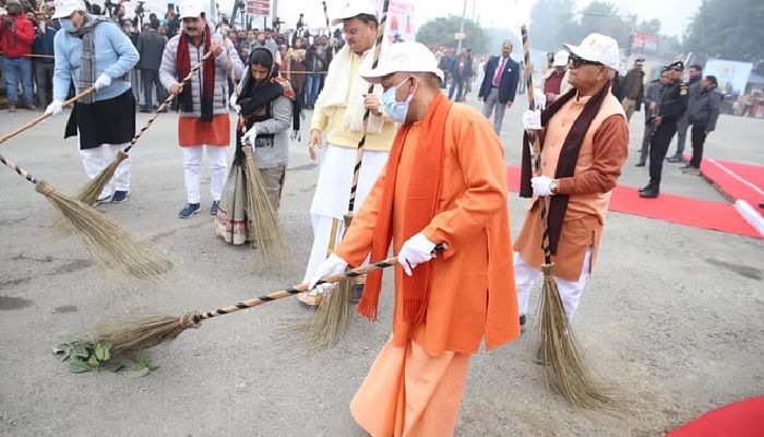 सीएम योगी ने झाड़ू लगाकर स्वच्छ तीर्थ अभियान का किया शुभारंभ